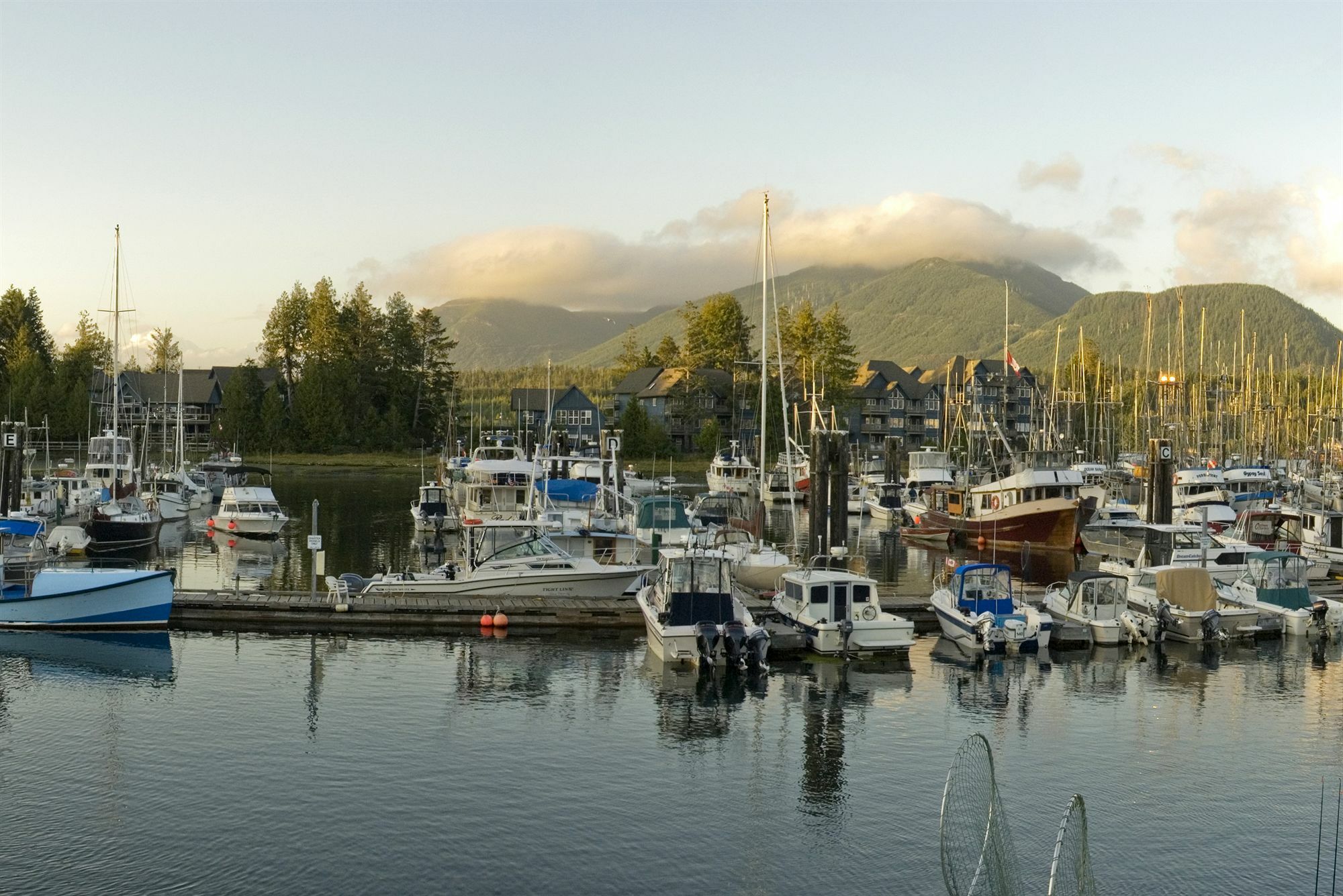 Waters Edge Shoreside Suites Ucluelet Exterior foto